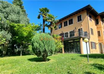 VILLA CON 3 APPARTAMENTI IN LOTTO DI 1100 MQ.
